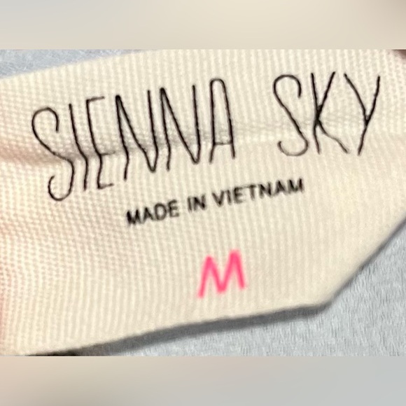 Blue flower flowy top! Size Medium - Picture 3 of 3